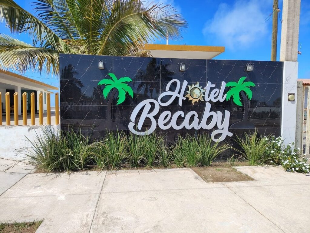 Hotel Becaby, acceso del establecimiento